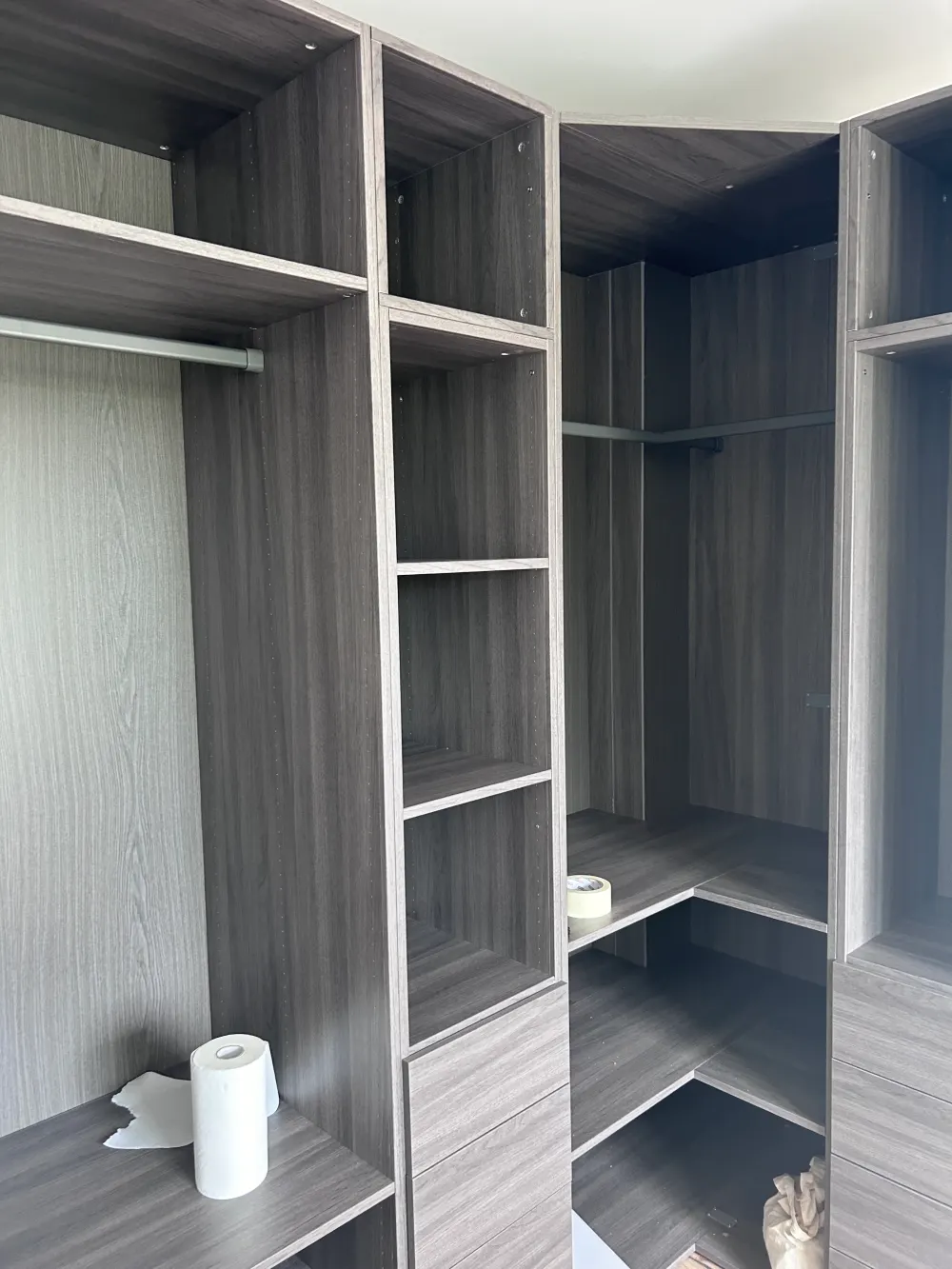 Installation accessoires et quincaillerie dressing haut de gamme