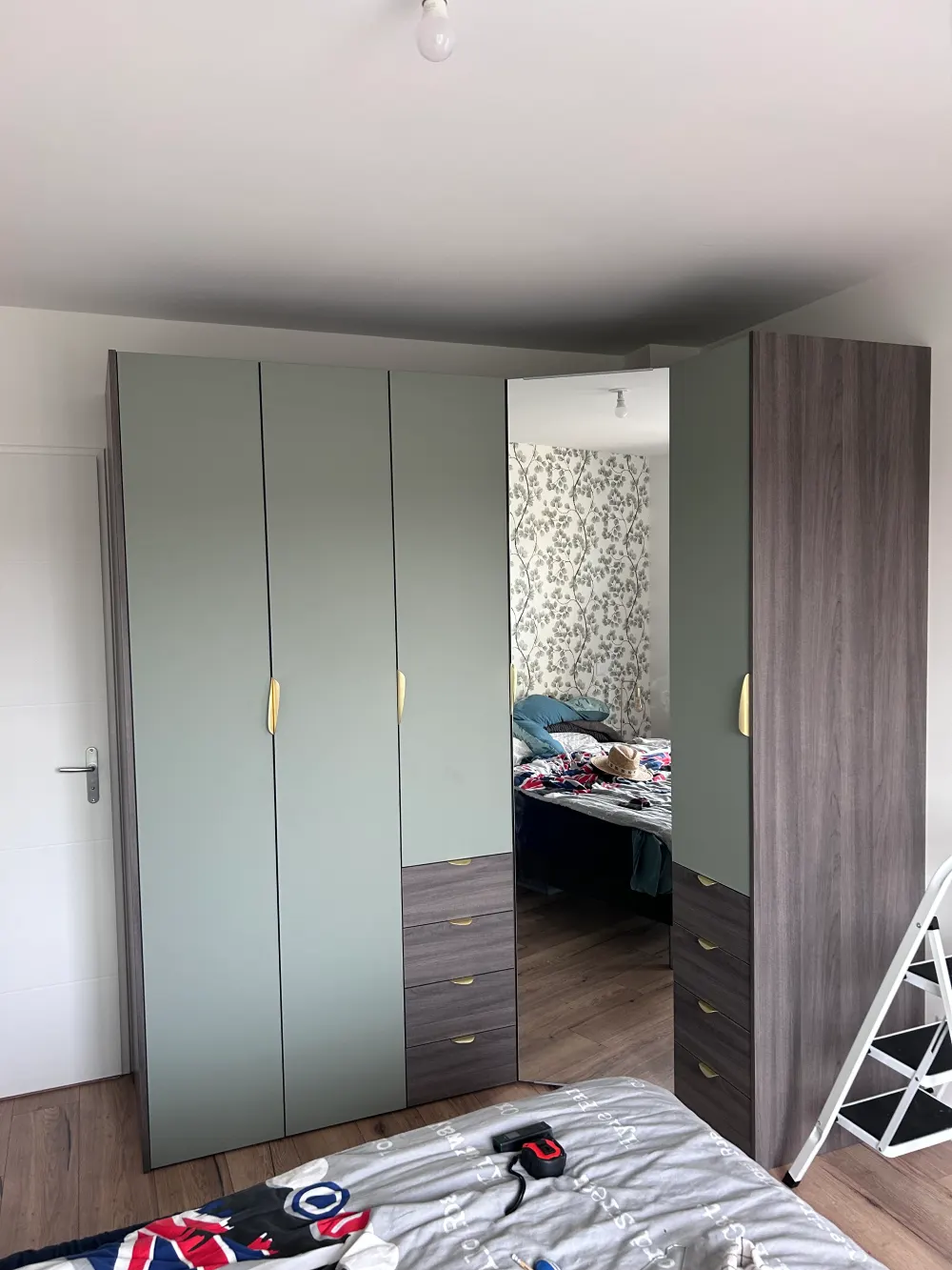 Dressing d'angle complet avec portes miroirs et façade verte mate