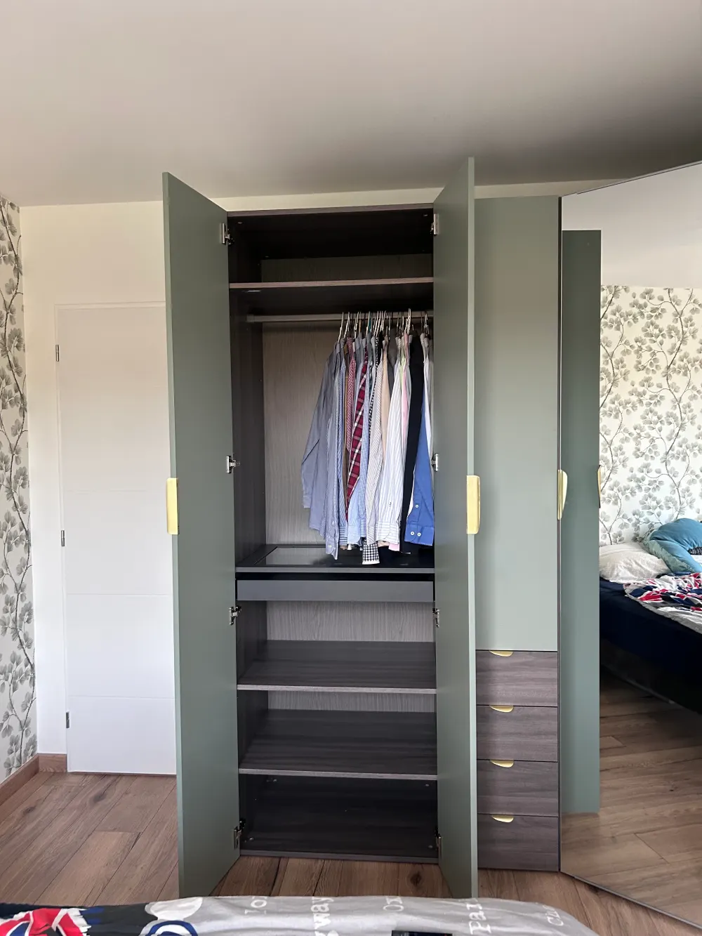 Organisation intérieure dressing d'angle penderie et tiroirs