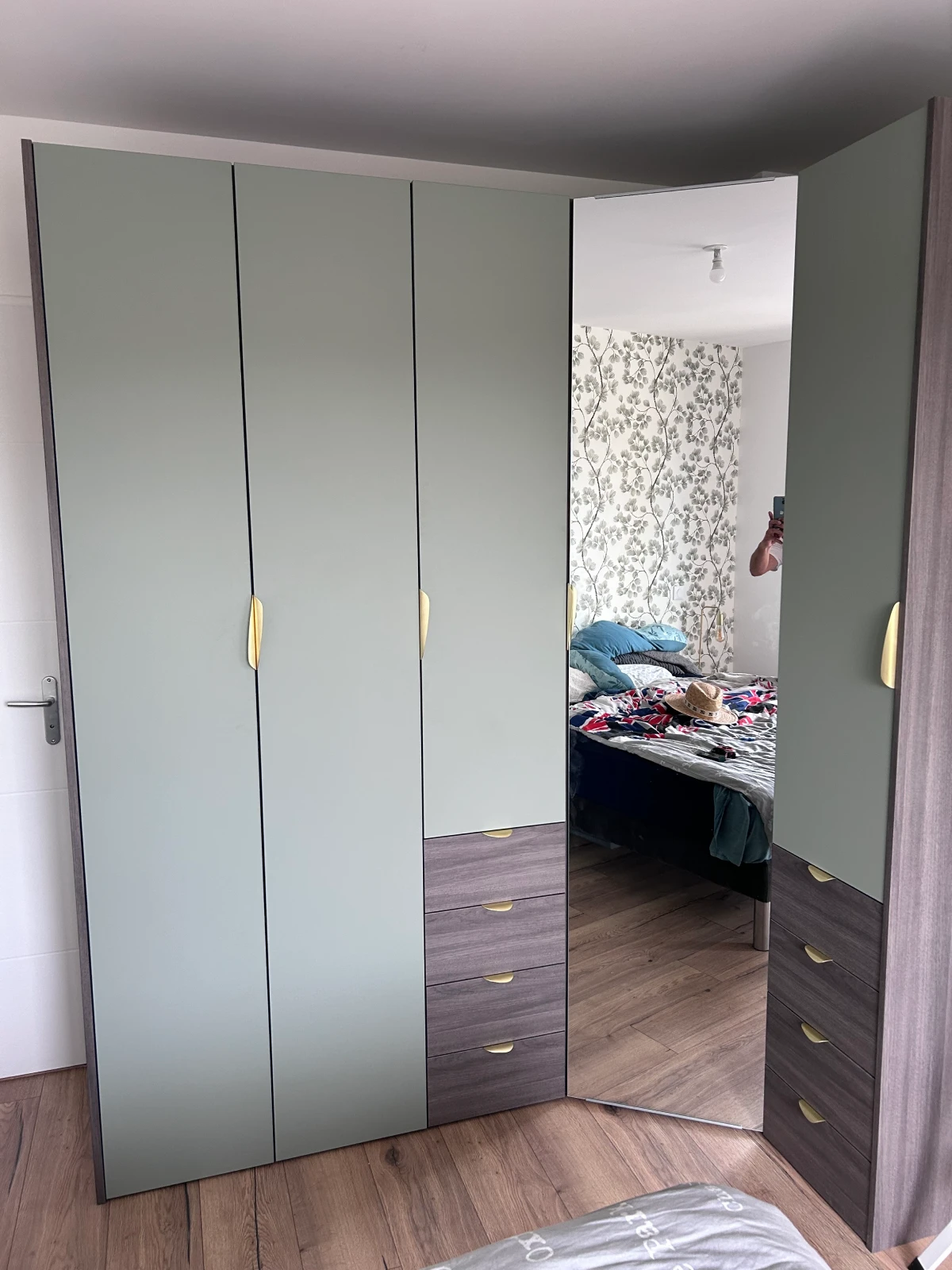 Grand dressing d'angle sur mesure avec menuiserie épurée et portes miroirs dans le Calvados