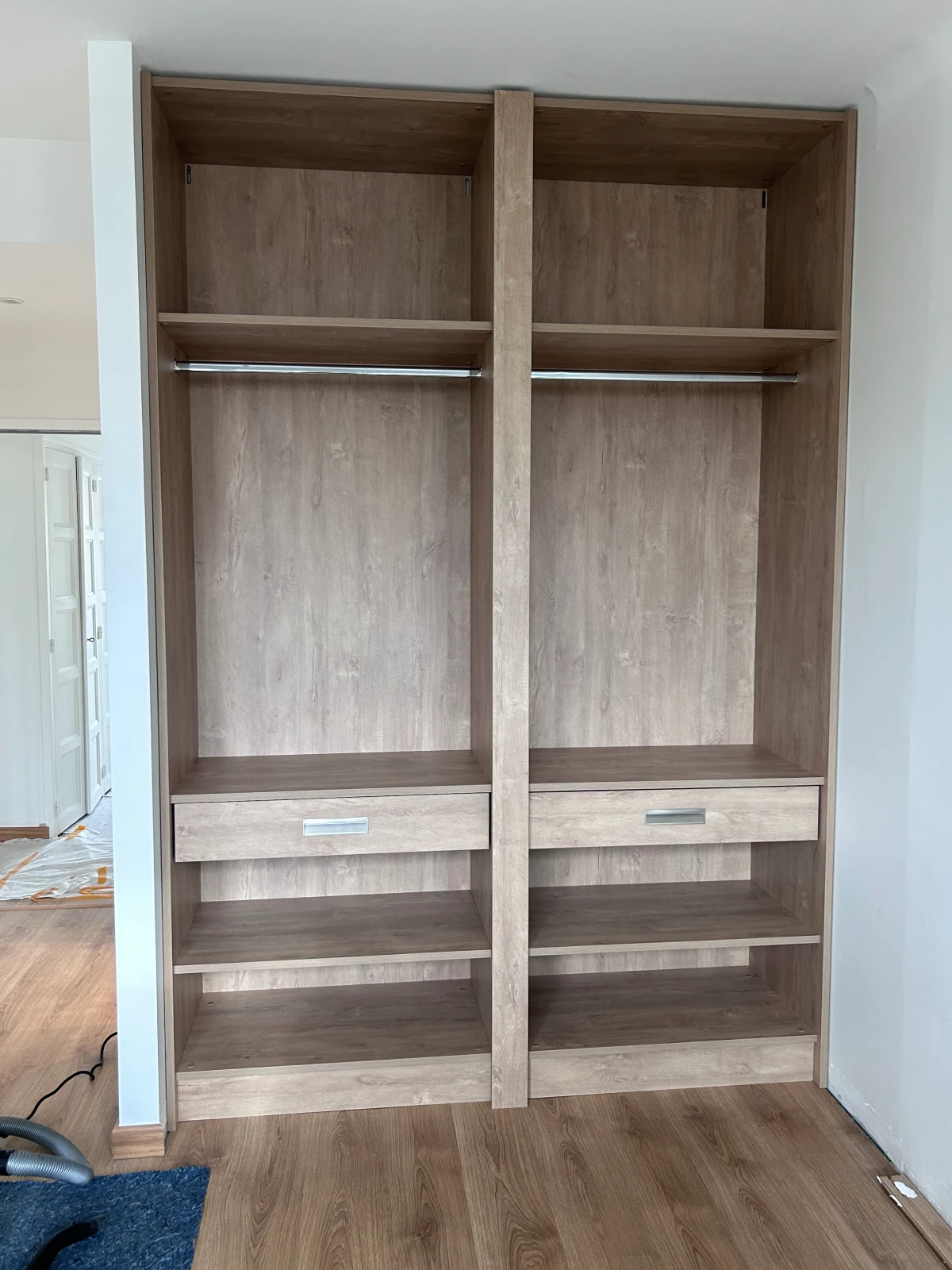 Montage et ajustement minutieux de menuiserie intérieure et placard en bois par un artisan agenceur