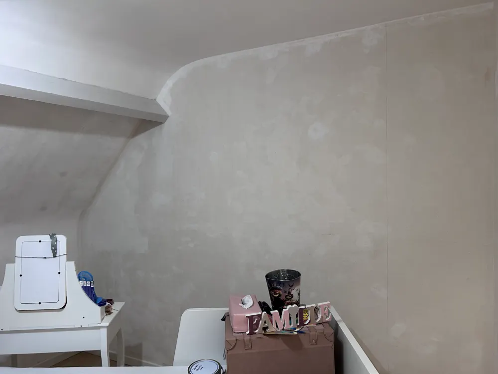 Mise en peinture des cloisons de la chambre