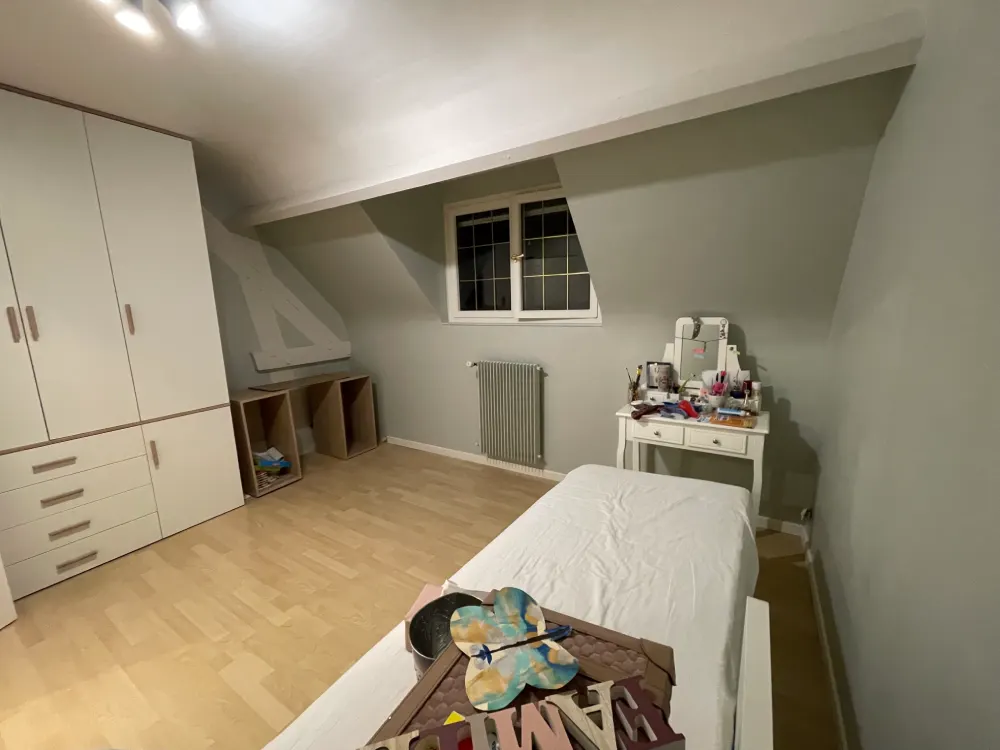 Ajustement du plan de bureau sur mesure intégré au meuble