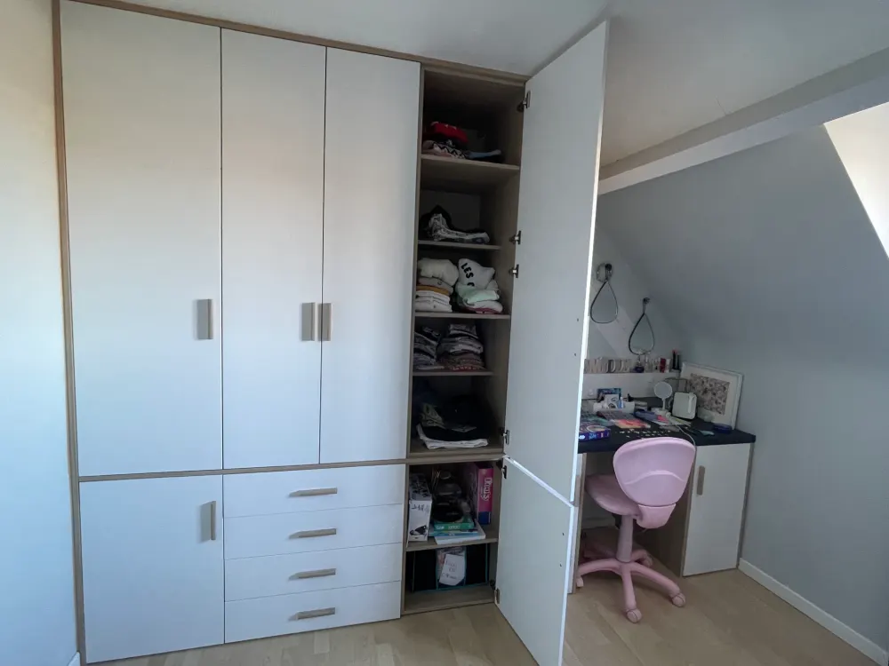 Rendu final premium du dressing sur mesure avec bureau et papier peint panoramique