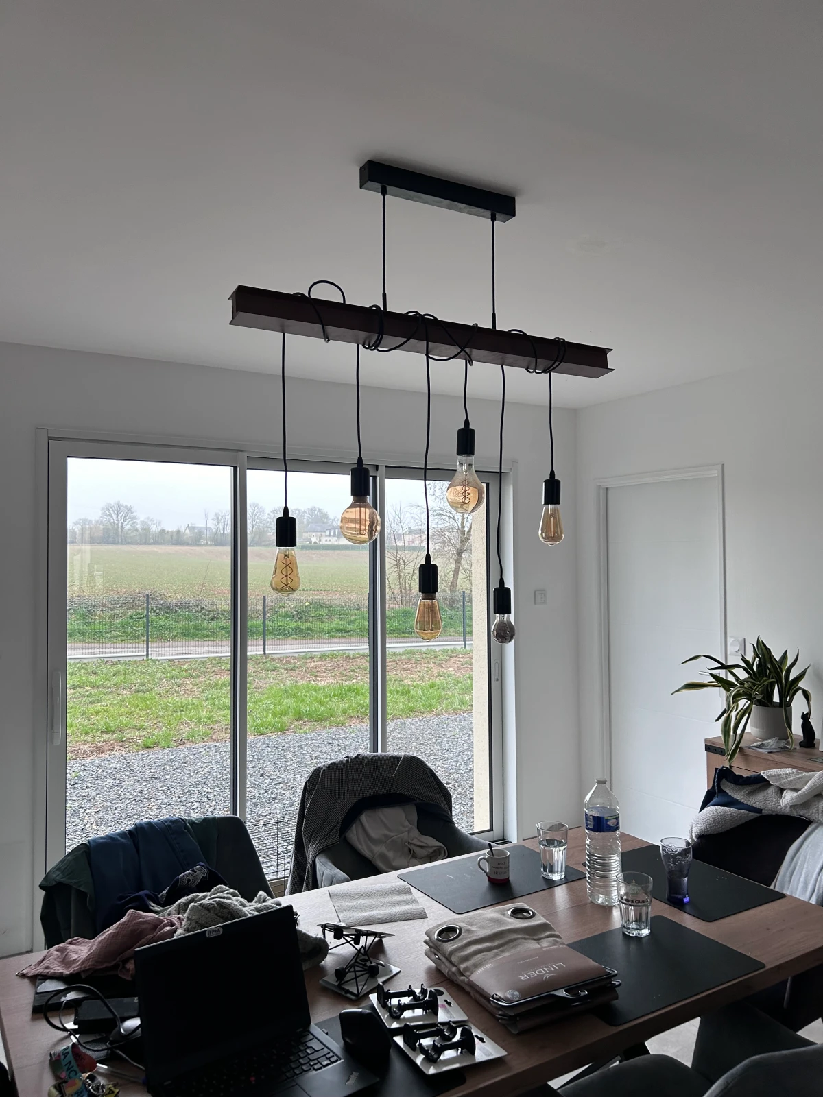Installation d'électricité et pose de luminaires design suspendus par un artisan agenceur à Caen