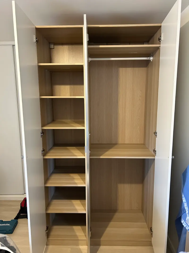 Aménagement intérieur du dressing : penderie et étagères modulables en bois clair