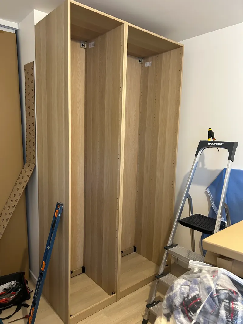 Assemblage des caissons du dressing sur mesure avant intégration des portes