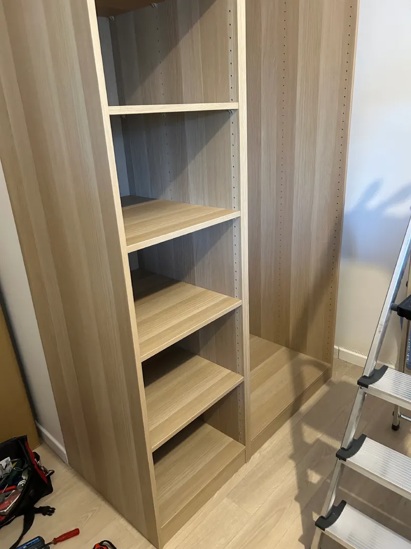Ajustement des étagères et finitions de la structure du dressing
