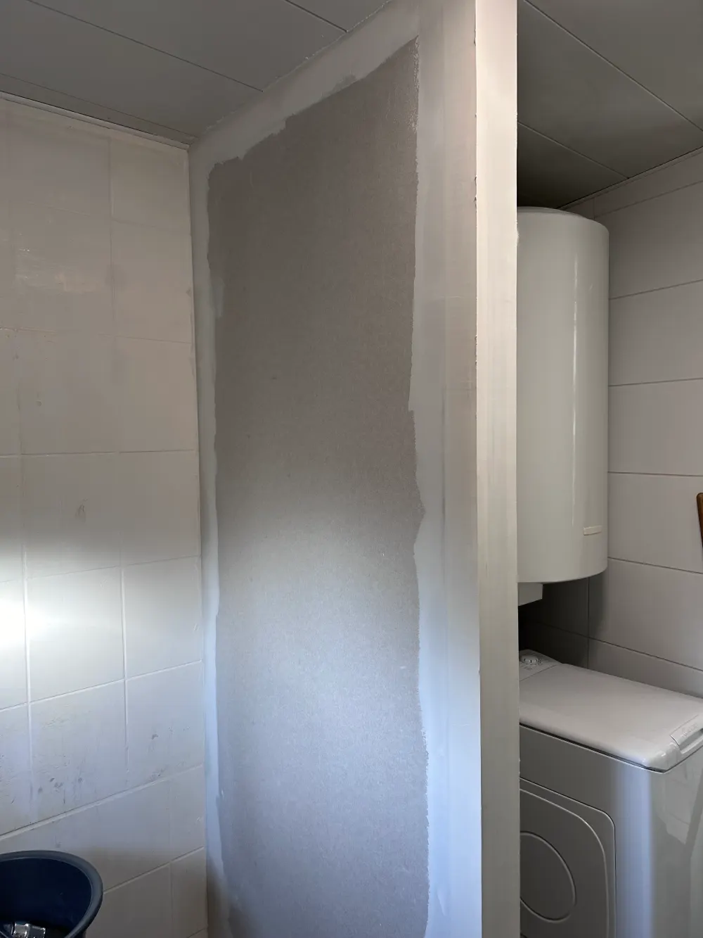Finition des supports avant mise en peinture et pose de revêtements de salle de bain