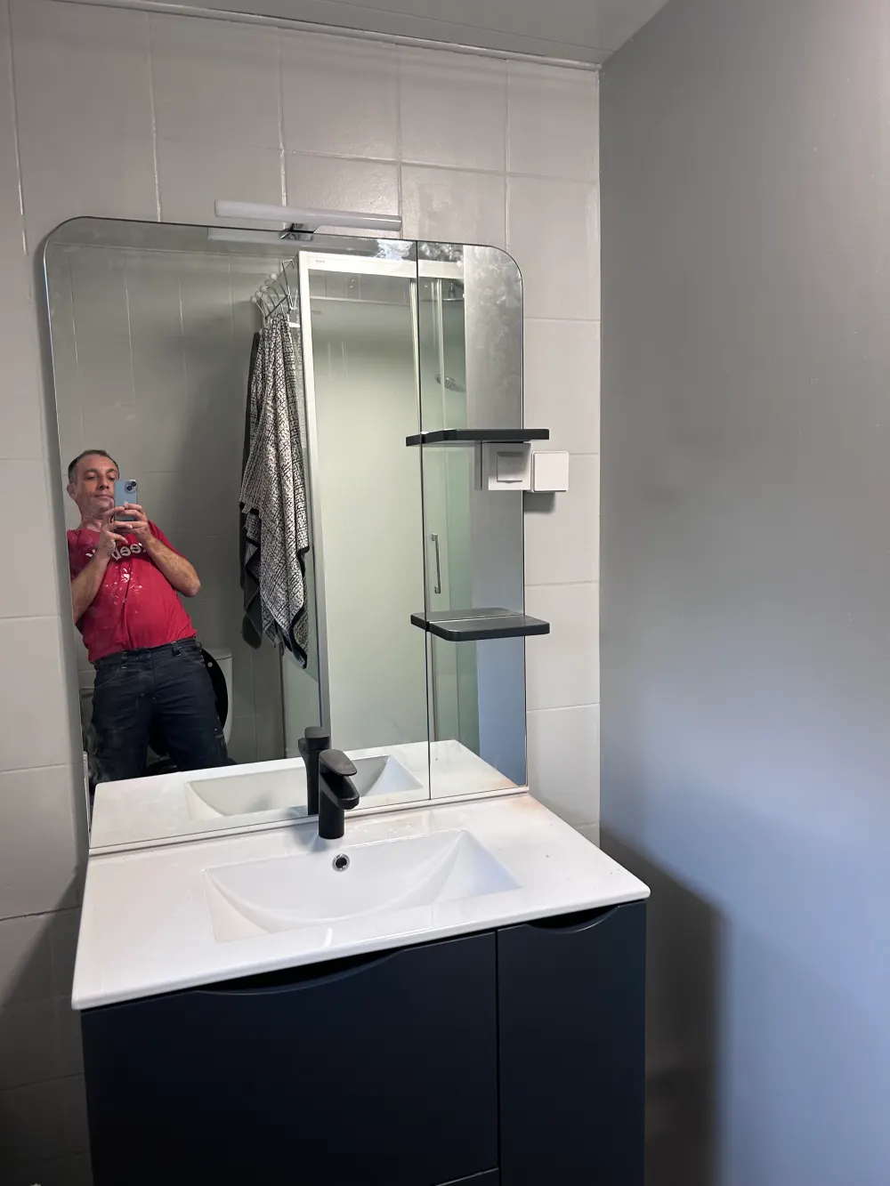 Pose de meuble vasque suspendu avec robinetterie noire mate et miroir rétroéclairé à Giberville